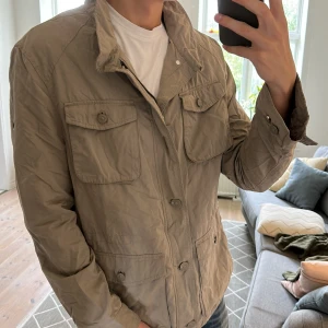 Field Jacket beige  - Stilren och varm perfekt nu i det kalla vädret. Inga defekter skriv vid fundering 😊🙌