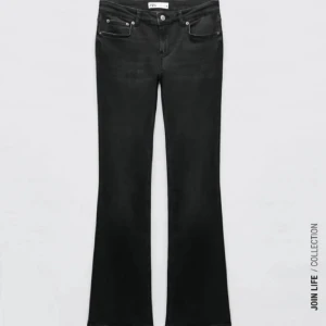 Svarta bootcut jeans från Zara - Svarta jeans från Zara med klassisk femficksdesign och bootcut-ben. Snyggt svarta med diskret tvätt och normal passform. Perfekta för dig som gillar en tidlös look med lite utsvängda ben. Tillverkade i mjukt denimtyg för skön känsla.