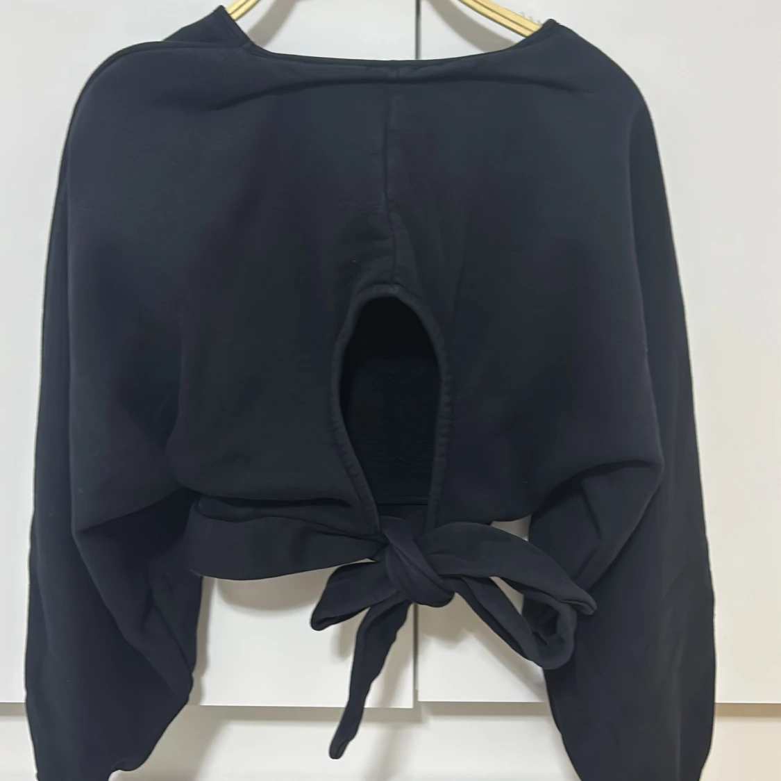 Svart croppad tröja från NA-KD