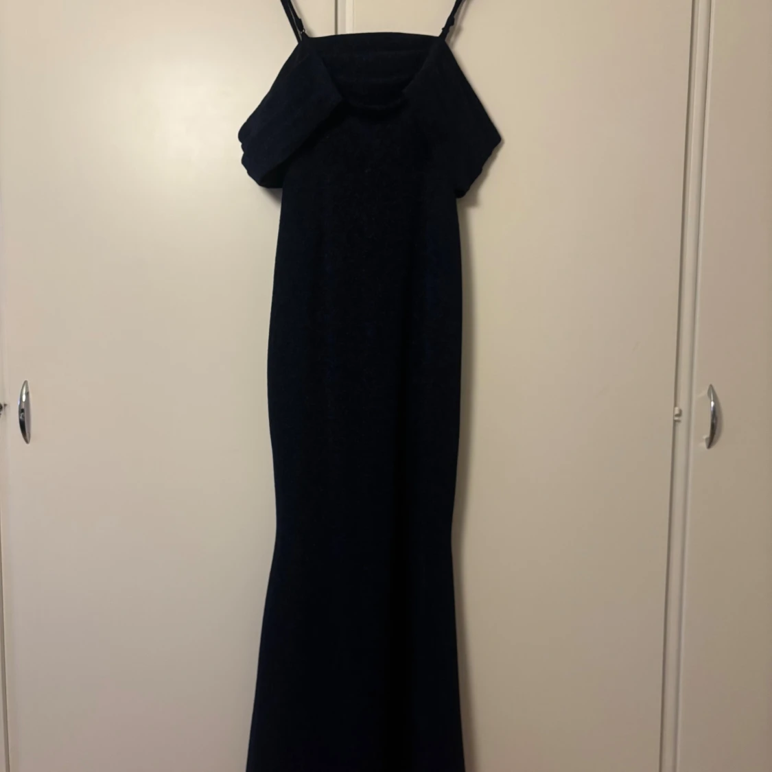 Marinblå glittrig långklänning