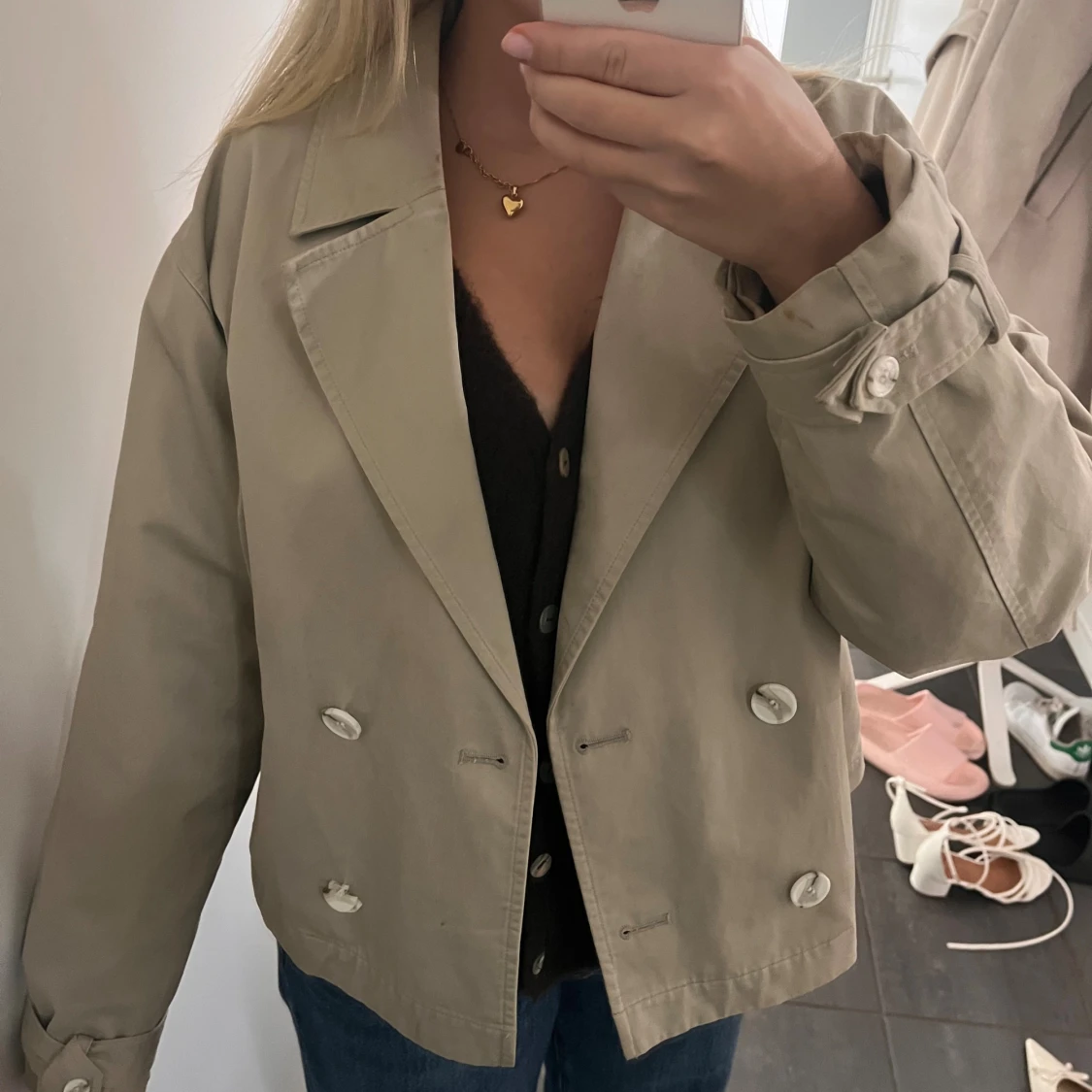 Beige jacka med knappar - 1