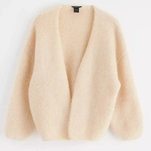 Lindex kofta - Supermjuk och fluffig beige kofta från Lindex🥰Säljer för jag inte använder den längre. Storlek M/L