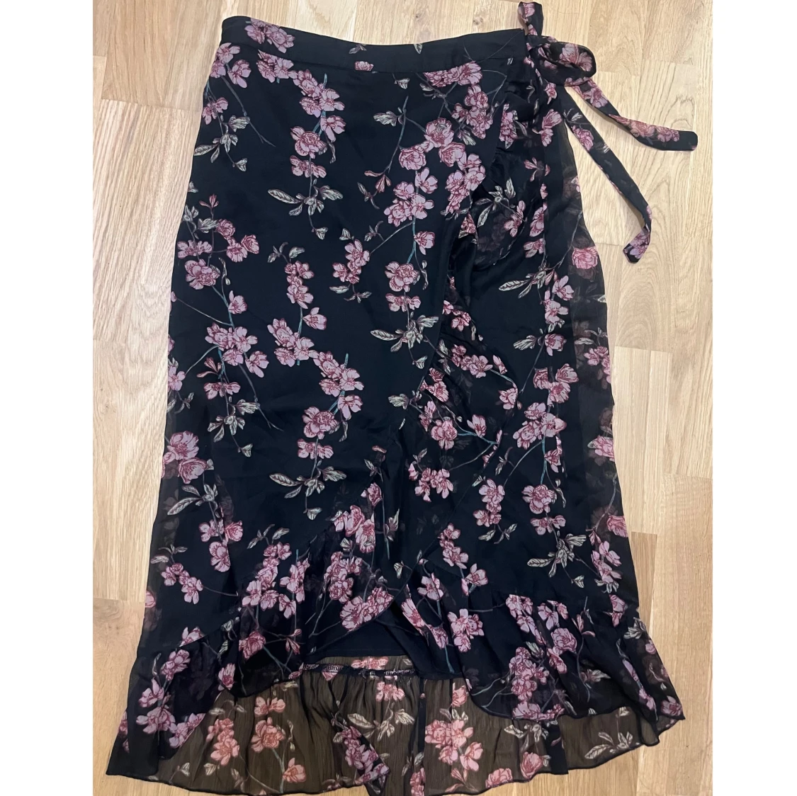 Svart blommig omlottkjol