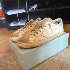 Philippe Model skor - Philippe model skor i storlek 44 dem är lite slitna men funkar fortfarande jätte fint, lite sliten i ena hälen inuti skon det är väl det enda skulle ja säga. Box medföljer. Skosnörena är lite smutsiga bara och har lite slitningar här och där. priset ej hugget i sten 