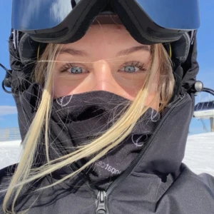 Svart vinterjacka Cross Sportswear XS - Svart vinterjacka från Cross Sportswear i storlek XS. Jackan har huva med dragkedja framtill och är perfekt för kalla dagar. Snygg och funktionell design som håller dig varm i backen❣️köpt för 900 men säljer för 700 , prutbart!