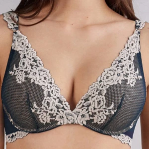 Ny Intimissmi Bh - Helt ny, med prislapp! Mintgrön spets bh från Intimissmi (finns även trosor om man vill köpa de till). Storlek 70c. Nypris 600kr!