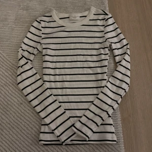 Randig tröja Gina Tricot - Säljer denna oanvända långärmade tröja från Gina Tricot, Basically Basics-kollektionen 💗 Den är ribbad och stretchig 