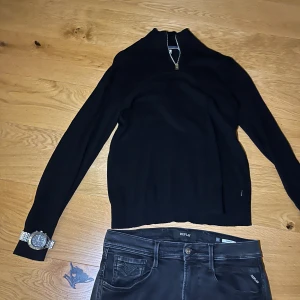 Svart half zip-tröja Jack & Jones - Svart långärmad tröja från Jack & Jones med half zip-dragkedja i halsen. Tröjan har en stilren och enkel design med normal passform och är tillverkad i mjukt material som passar perfekt till lager-på-lager-stil.