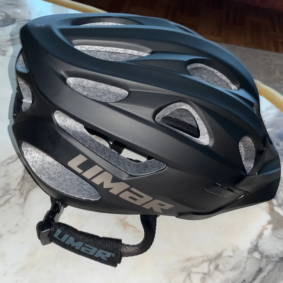 Svart cykelhjälm Limar med ventilation - 1