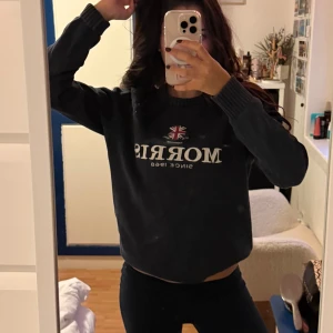 Mörkblå stickad tröja från Morris - Jättefin och skön, perfekt för vintern! Superskick! Är nog egentligen för killar men passar båda könen!💓😇😇 Skriv för fler frågor  