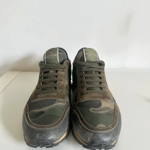 Valentino Garavani Rockrunner sneakers - Galet feta Valentino Garavani Rockrunner sneakers i mycket bra skick med camouflage-mönster i grönt, brunt och svart till ett otroligt pris av bara 2099kr. Storlek 41. Tveka inte på att fråga om du undrar något!