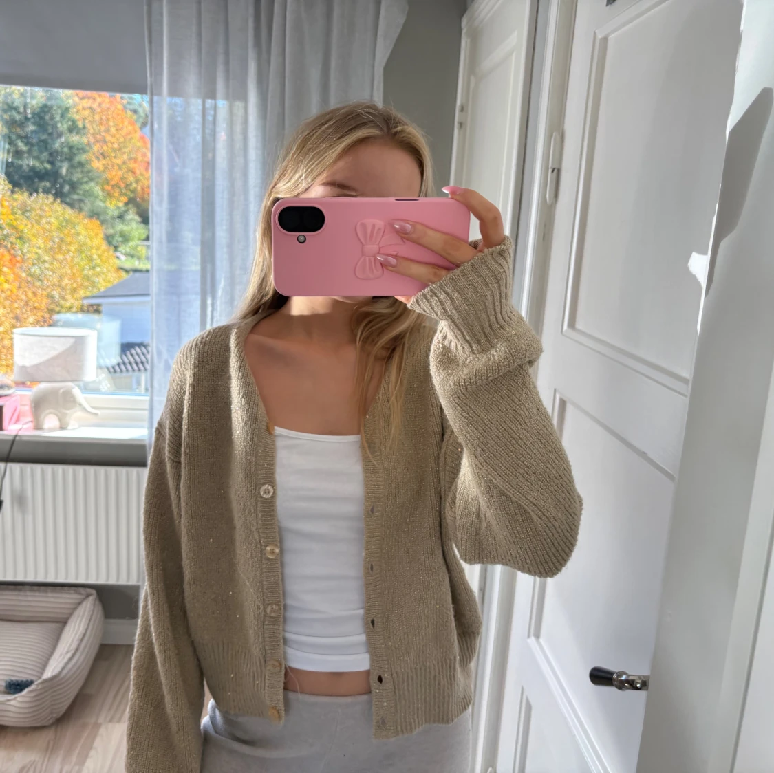 Beige glittrig stickad kofta med knappar