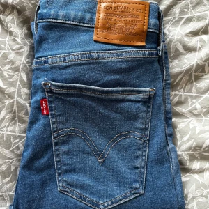 Levi's blå jeans mile high super skinny 29 - Otroligt fina använda 1-2 ggr samt tvättade 1 gång, inget som syns. Kanon fint skick