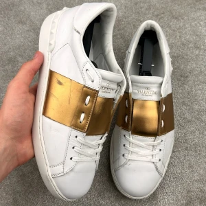 Valentino open guldiga - Valentino open guldiga | Skick: 8-9/10 | Storlek: 40,5 | Pris: 1999 kr | Tillbehör: Inget | Fler frågor? Hör av dig isåfall!