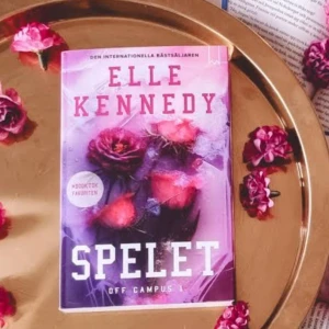 Spelet - SÖKER!! Jag söker denna boken av Elle Kennedy i häftat format! Hör gärna av dig ifall det är så att du är intresserad av att sälja! Är absolut öppen för att köpa hela serien i häftat format ifall möjligheten finns 🥰🙏🏼