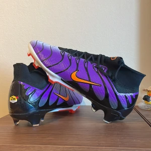 Nike Mercury Air Zoom Fotbollsskor  - Tja, säljer mina Nike Air Zoom Mercury Superfly 9 AM Plus FG i färgen "Voltage Purple” då de inte längre används. Skorna är i gott skick men man kan se att dem är använda lite här och där (fråga om bild). Låda, kvitto och dustbag är allt slängt, därav priset. Priset är inte hugget i sten heller.