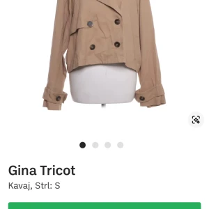 Kort trenchcoat - Stilren beige kavaj från Gina Tricot med dubbelknäppning och snygga detaljer vid ärmsluten. 