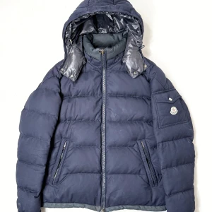 Moncler Montgenevre  - Vinterns bästa jacka - Moncler Montgenevre. Size: 4 fits L/M. Retail: 21,000 SEK. Cond: 6/10, hål, lagningar och utbytt dragkedja.
