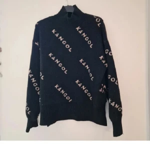 Mjuk polo från Kangol+h&m - Supergosig och stilren stickad polo från kangol+h&m. Mudd i ärmarna och nederkant för lite formgivning. Väl omhändertagen. Ca S/M