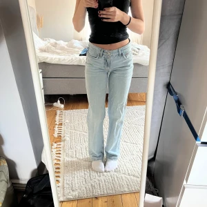 Jeans raka ben - Ett par jeans med raka ben. Låg midjade från ginatricot 