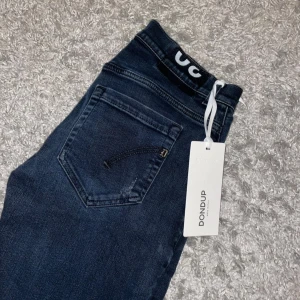 Dondup George jeans  - Säljer nu dessa mörkblå/svarta dondup George jeans i storlek 30, skriv för fler bilder/frågor🙌🏼