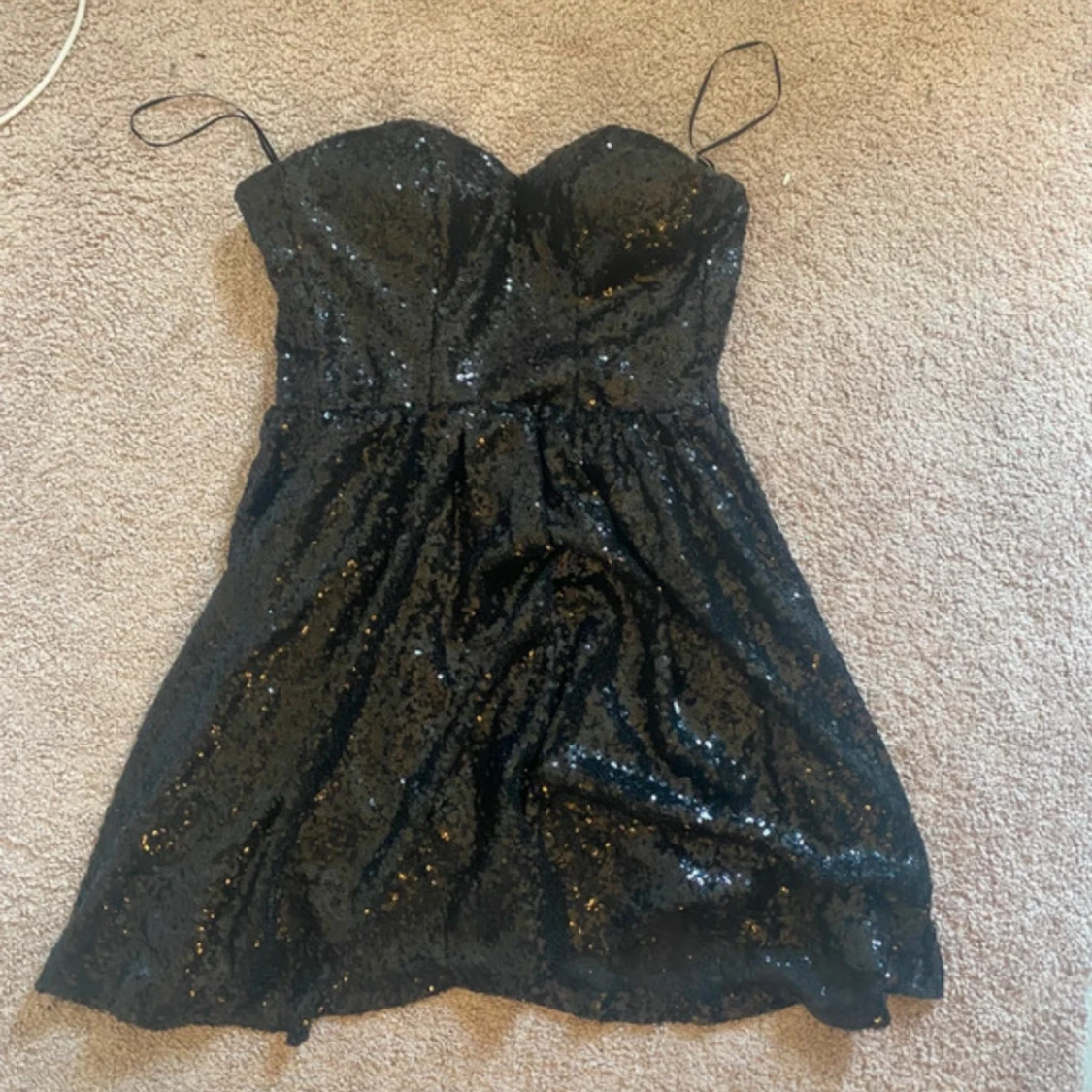 Svart paljettklänning från H&M - 2