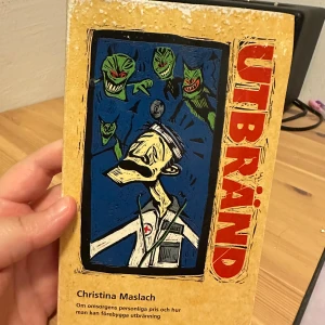 Utbränd - En bok om utbrändhet och hur man kan förebygga psykisk ohälsa, särskilt för dig som jobbar med människor. Perfekt för unga vuxna som vill förstå mer om stress, återhämtning och att ta hand om sig själv i tuffa yrken. Boken är lite skadad se gärna bilderna så förstår ni men går fortfarande att läsa i den. Ingen sida är trasig.