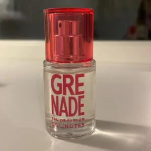 Solinotes Grenade Eau de Parfum - Parfym från Lindex! Den är andvänd få tal gånger! Till dem som vill lika fruktig och vanilj. 