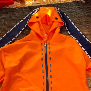 Runa cosplay - Allt på bilderna ingår och köparen står för frakten. Den orangea delen har en liten fläck, snöret är lite trasigt vid kanten och halsbandet är lite slitet, därmed det låga priset! 🧡Hör gärna av dig om du undrar nåt! 