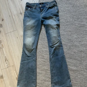 True Religion Becca Bootcut Jeans - Snygga blå jeans från True Religion, modell Becca Mid Rise Bootcut. Väldigt sparsamt använda. 