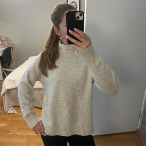 beige stickad tröja - säljer en super mysig beige tröja som passar perfekt nu till hösten, knappt använd 