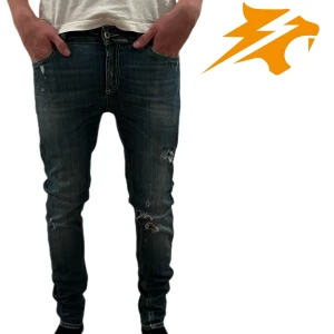 DONDUP Jeans TARA - Feta jenas men snygga slitningar, passar perfekt till dig som vill gå i stil men inte sticka ut för mycket, längden är 95cm långa.