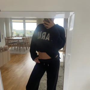 Svarta mjukisbyxor med snörning - Säljer ett par svarta juicy couture byxor i svart köpte för 900kr använt ganska mycket säljer för de är tyvärr för små men jag älskar de hoppas någon vill köpa. Pris kan diskuteras 