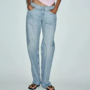 Slutsålda zara ljusblå jeans - Säljer dessa så trendiga och eftertraktade jeansen från Zara som är helt oanvända med prislappen kvar. Säljer då de var för stora, de är lite större i storleken. De är helt slutsålda på hemsidan! ❤️