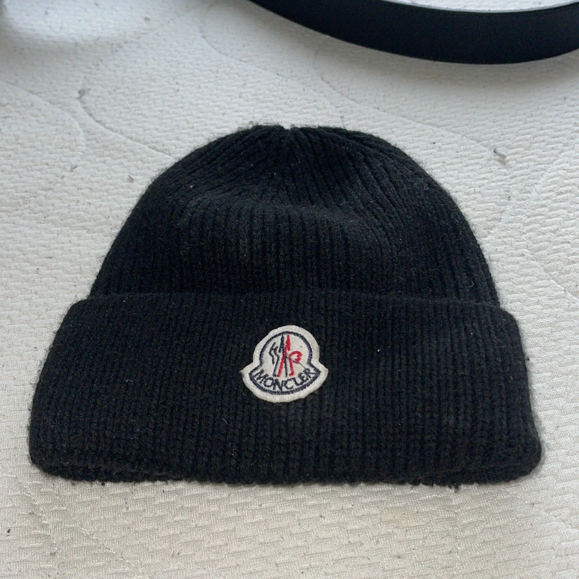 Svart Moncler mössa i ull