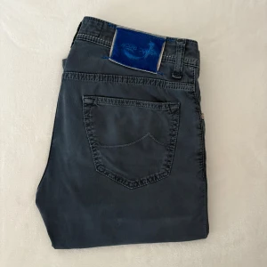 Jacob cohën Jeans  - Jacob Cohën storlek 32! Inga synliga defekter men de är använda. Hör av er för fler bilder eller frågor! 