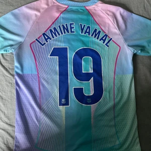 FC Barcelona Lamine yamal - Lamine yamal 19,riktigt snygg bra passform, passa på.