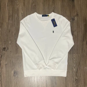 Polo Ralph Lauren Tröja - Säljer min Polo Ralph Lauren tröja som jag inte hann lämna tillbaka i tid. Den är helt ny och i nyskick.  Den är köpt för 1795kr som motsvarar cirka 180 USD.  Kvitto finns men visas endast för seriösa köpare!  Passar perfekt för Hösten/Vintern