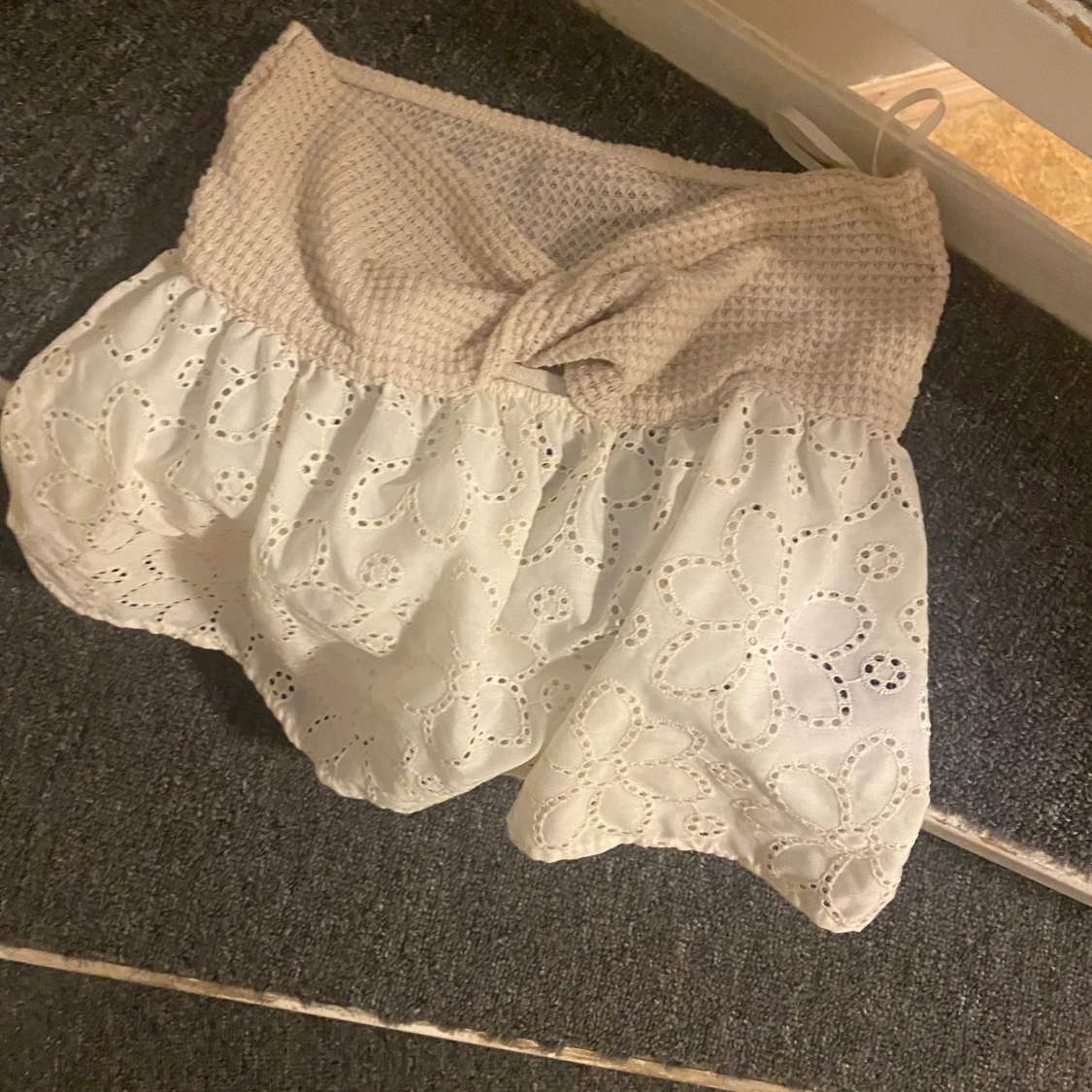 Vita shorts med broderade blommor