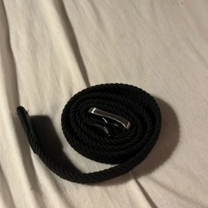  Svart flätadbälte  -  Svart flätatbälte från Jack and Jones använt ett par enstaka gånger men ändå i rätt bra skick 