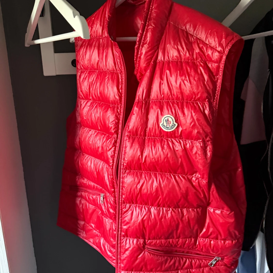 Röd dunväst från Moncler