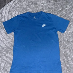 Blå Nike tröja  - Säljer denna snygga blåa nike tröjan. Nike märket är på bröstet, det är inga konstigheter på tröjan. kom in o ställ frågor om tröjan. 