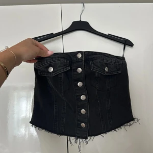 Svart jeanstopp med knappar - Jättecool jeanstopp, använd max 2 gånger så väldigt sparsamt använd, nästintill nyskick. Jättecool och skön den var ”resår” bak så den passar en del olika storlekar. Den är L men skulle säga mellan S-L så isch M🥰 Jeansmaterial ”urtvättad svart” och knapparna går att öppna hela vägen ner🥰 Den är liiite kortare i modellen