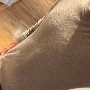 Beige stickad tröja Tiger of Sweden - Säljer en stilren beige stickad tröja från Tiger of Sweden i storlek S. Tröjan har rund halsringning och långa ärmar, perfekt för lager-på-lager. Tillverkad i mjukt material som känns skönt mot huden. Perfekt nu till hösten!! Bara använd några fåtal gånger och är i bra skick! Pris kan diskuteras 