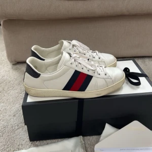 Gucci skor  - Gucci ace skor. Medföljer allt inklusive kvitto. Skick 6-7/10. Storlek 8.