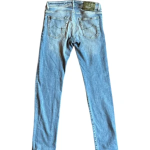 Jacob cohen jeans  - Säljer dessa riktigt fina Jacob cohen jeans i storlek 31, inga flaws eller liknande, nypris är 6500kr men säljs nu för endast 699kr‼️‼️