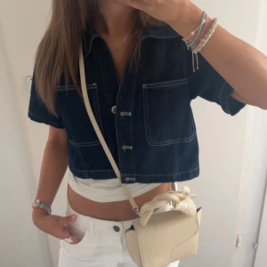 Mörkblå croppad jeansjacka - Kort jeansjacka från skolan, helt ny!! 💙