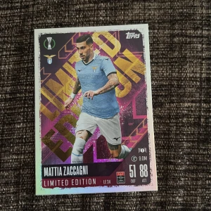 Match Attax Limited Edition - Mattia Zaccagni - Coolt samlarkort från Match Attax med Mattia Zaccagni i SS Lazio! Limited Edition med snygg design och stats – perfekt för dig som älskar fotboll och vill boosta din samling eller spela med vänner.