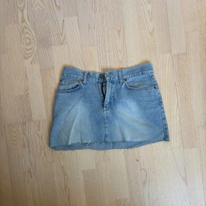 Jeans kjol - Jag klippte denna kjol kort från en lång jeans kjol. Jag vet inte vart den långa kjolen kom från. Storlek S, exakta mått: Midja rakt över: 38 cm, Längd på kjolen från midjan: 34 cm (det är där den är som längst)💕