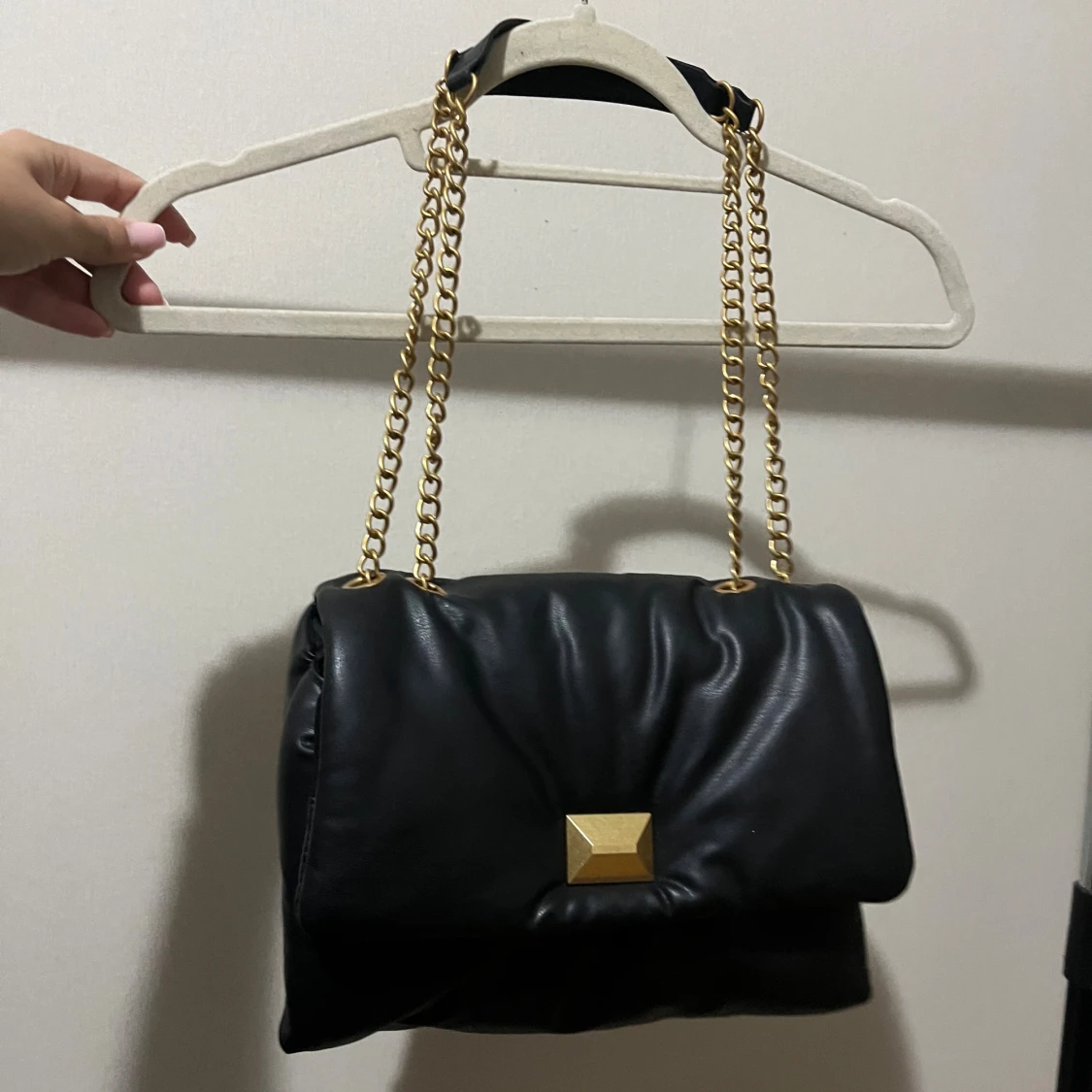 Svart axelväska med guldkedja från H&M - 1